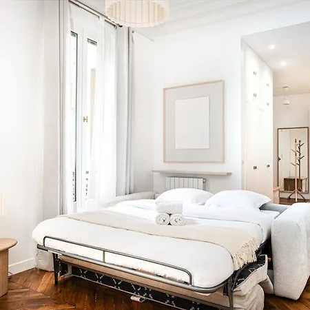 شقة Elegant Parisian Minimalism Near Arc De Triomphe باريس