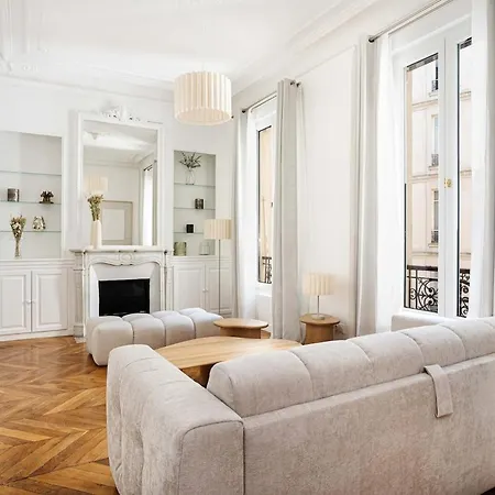Elegant Parisian Minimalism Near Arc De Triomphe شقة
